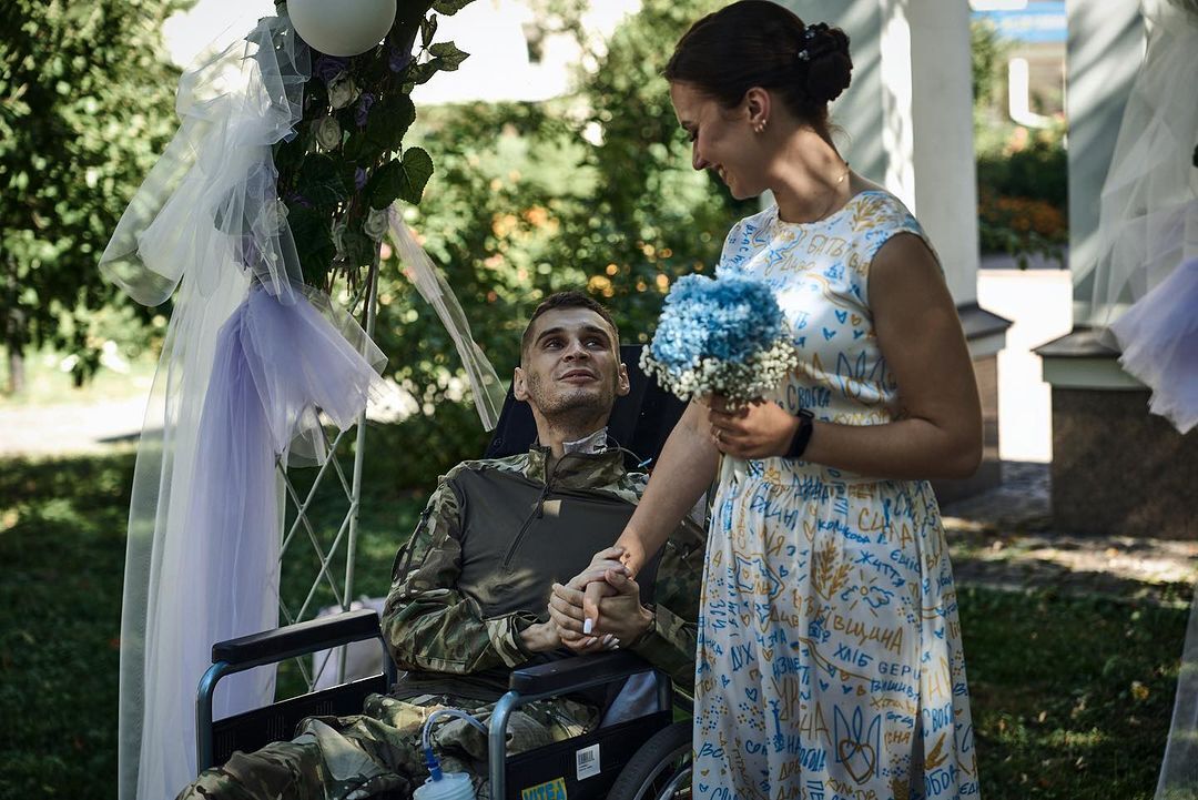 Військовий вирішив не відкладати весілля і одружився з коханою прямо у госпіталі. Фото