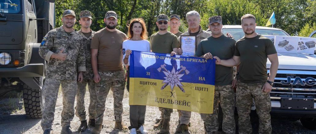 Порошенко передал легендарным "Эдельвейсам" грузовик, пикап и дроны