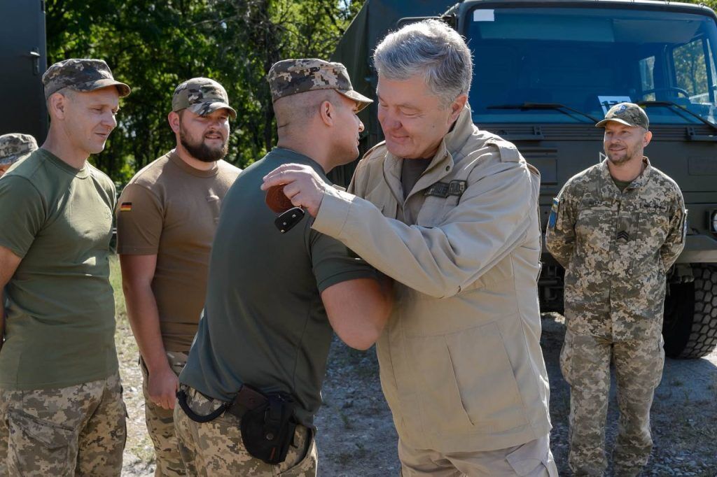 Порошенко передал легендарным "Эдельвейсам" грузовик, пикап и дроны