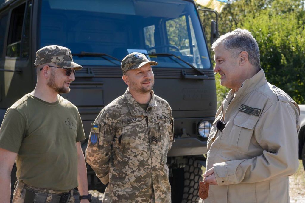 Порошенко передал легендарным "Эдельвейсам" грузовик, пикап и дроны