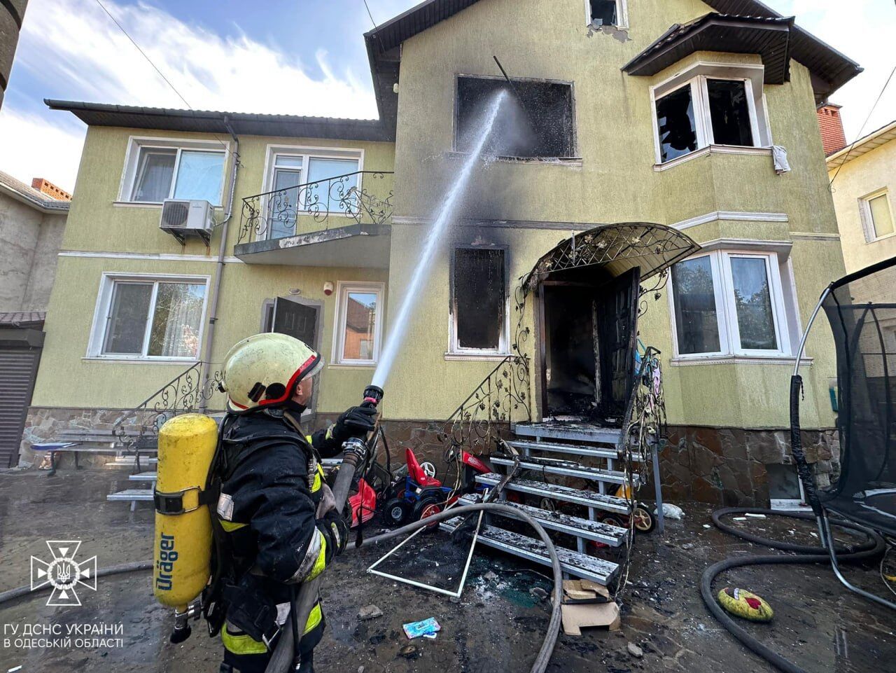 В Одессе горел двухэтажный дом: пострадал мужчина и четыре ребенка. Фото