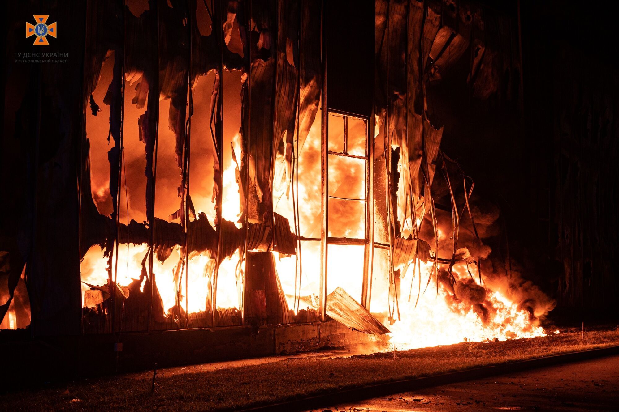 В Тернополе произошел масштабный пожар на предприятии: огонь охватил 9000 кв. метров. Видео