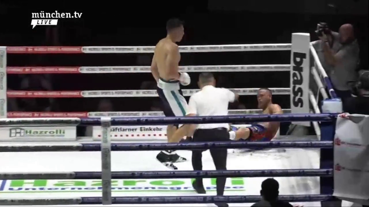 Непереможний український боксер виграв бій нокаутом. Відео