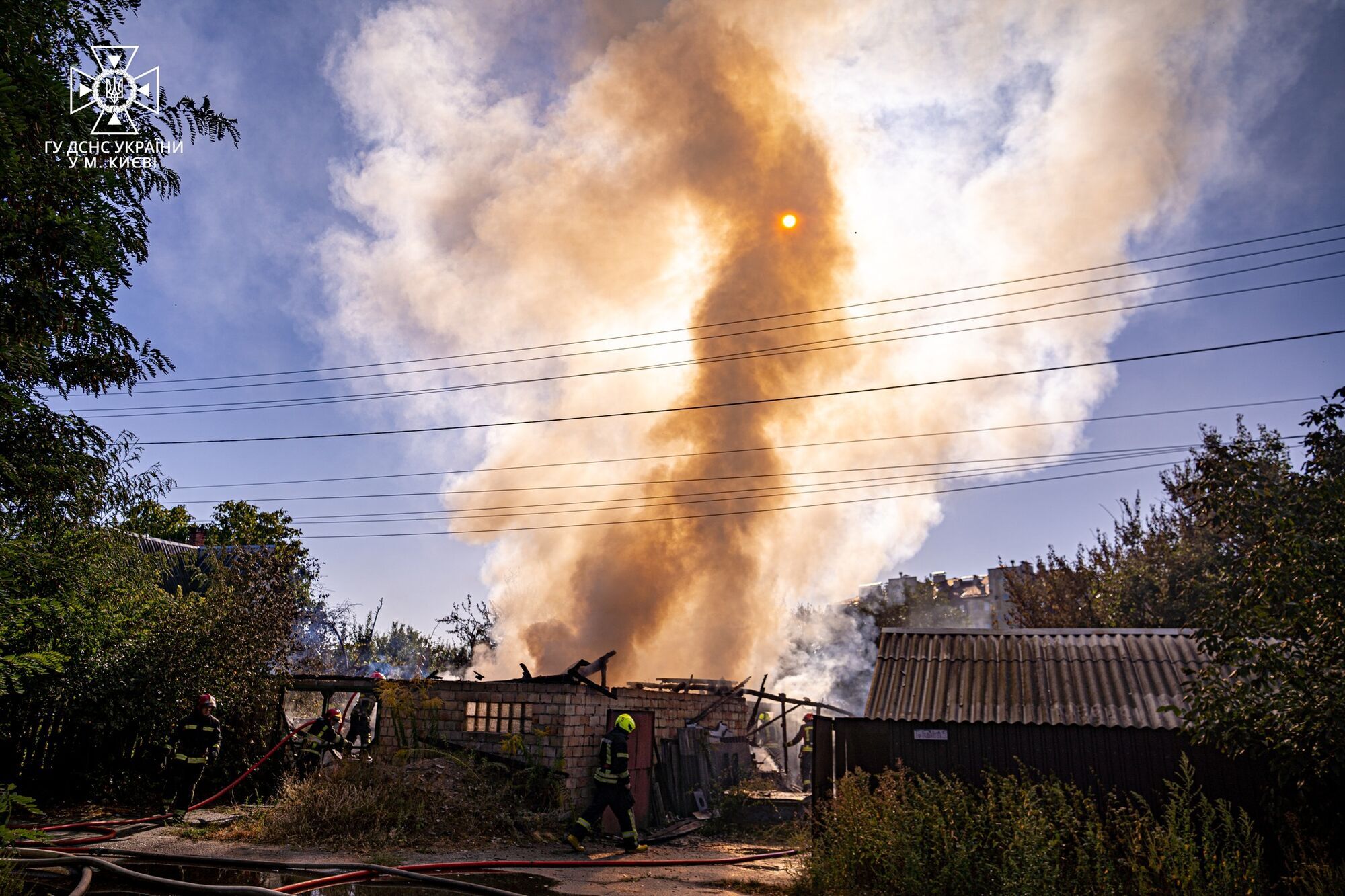 В Киеве спасатели во время тушения пожара предотвратили мощный взрыв: подробности и фото