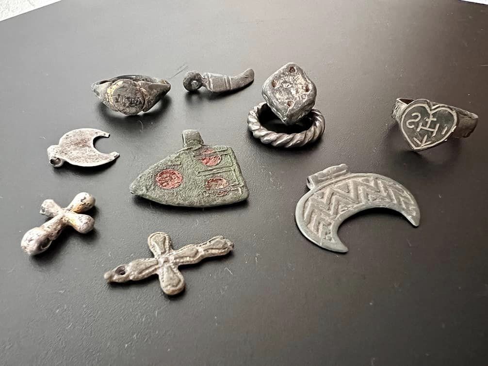 Из Украины в Нидерланды под видом кольца пытались переправить уникальные артефакты III-XVIII вв. Фото