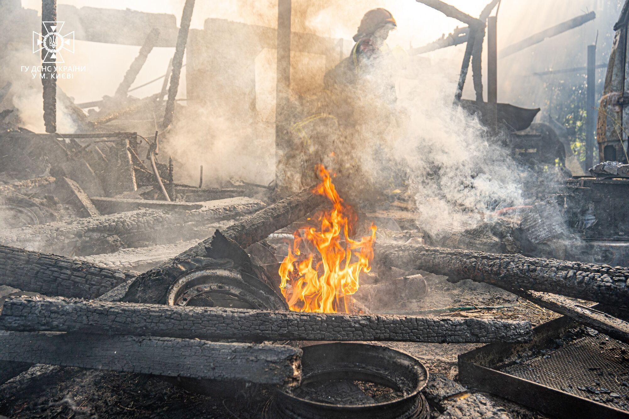 В Киеве спасатели во время тушения пожара предотвратили мощный взрыв: подробности и фото