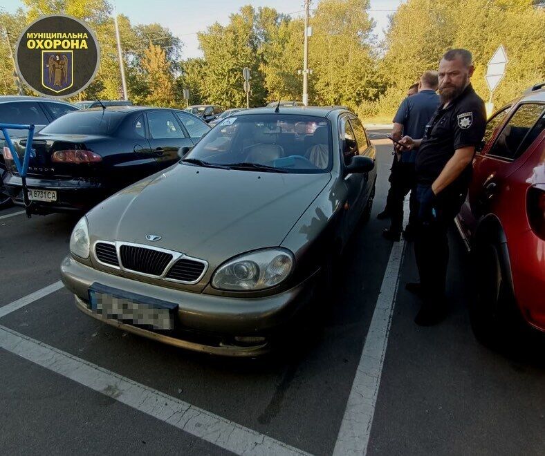 У Києві затримали водія, який на парковці Труханового острова фасував наркотики по пакетиках. Фото