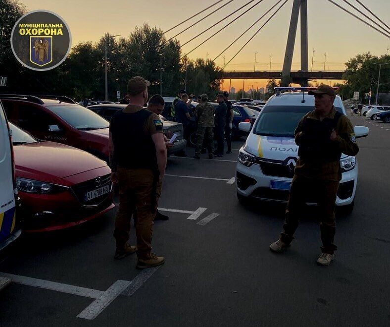 У Києві затримали водія, який на парковці Труханового острова фасував наркотики по пакетиках. Фото
