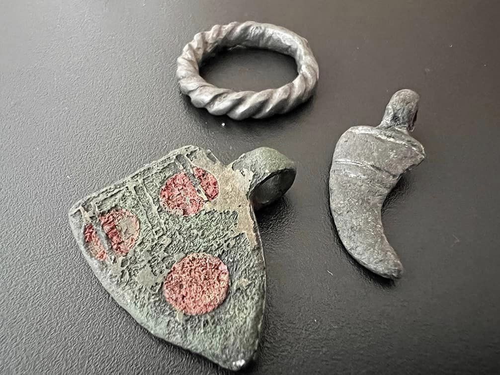 Из Украины в Нидерланды под видом кольца пытались переправить уникальные артефакты III-XVIII вв. Фото
