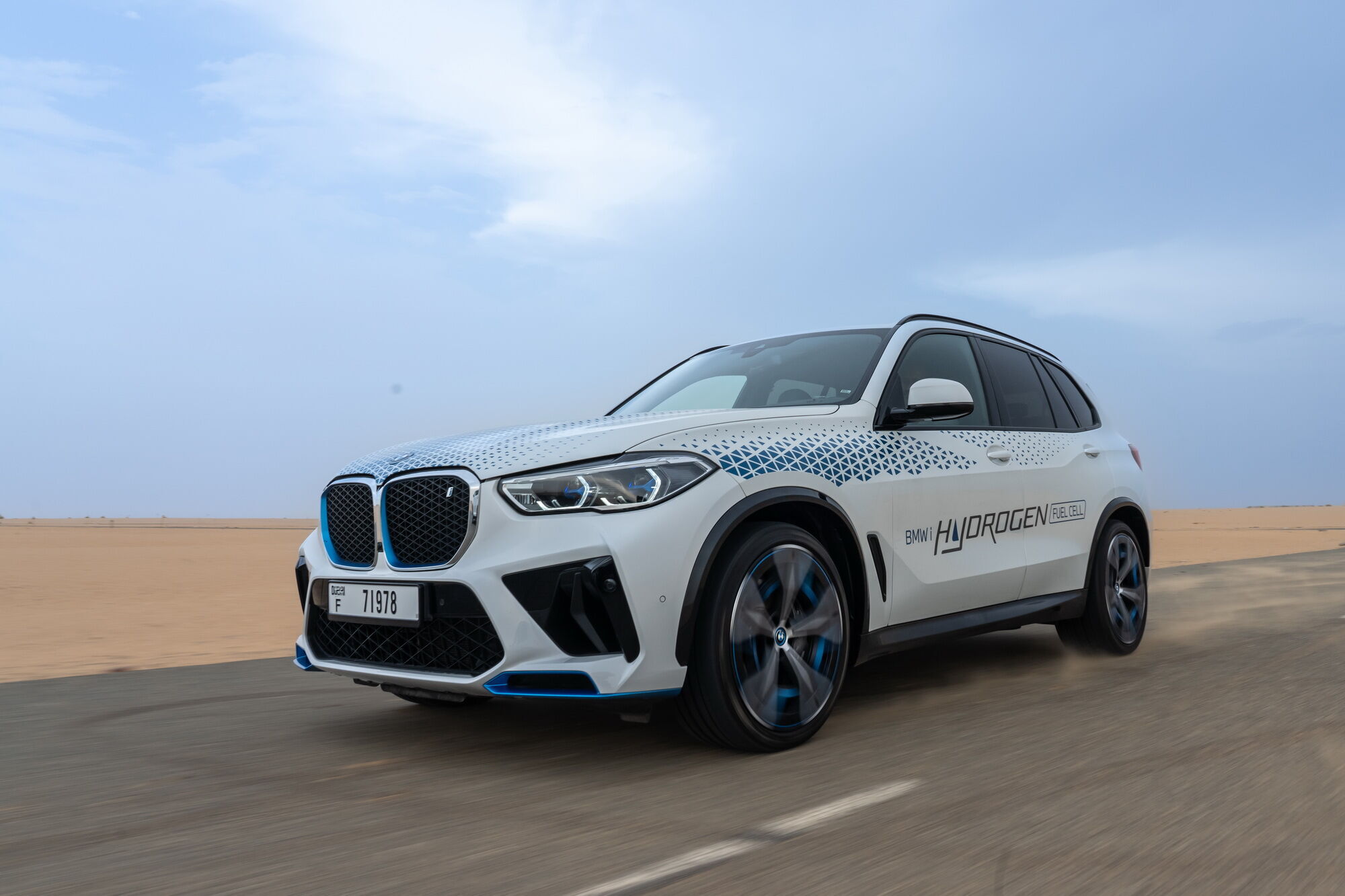 BMW провела тести водневого кросовера iX5 Hydrogen у пустелі