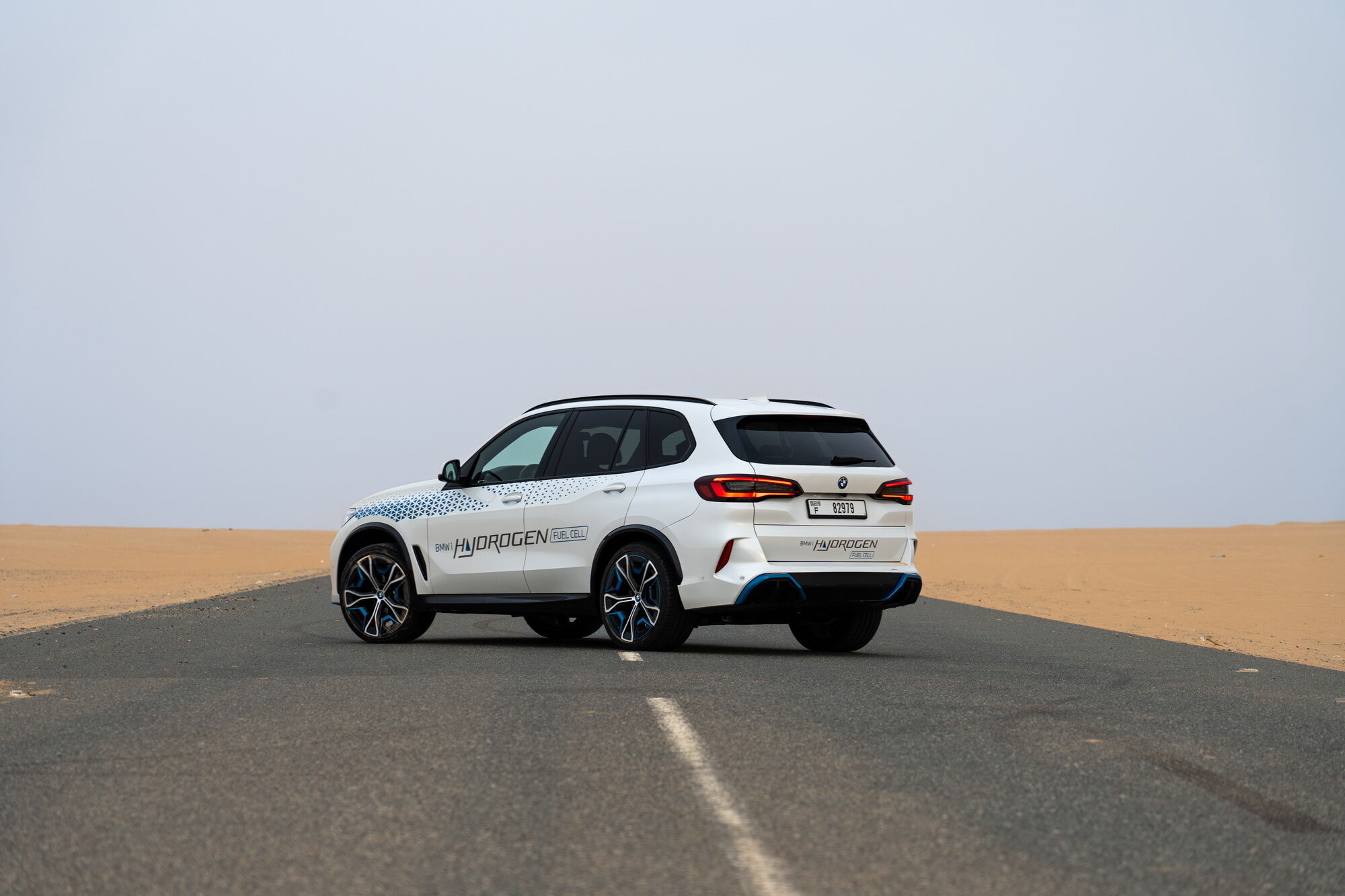 BMW провела тести водневого кросовера iX5 Hydrogen у пустелі