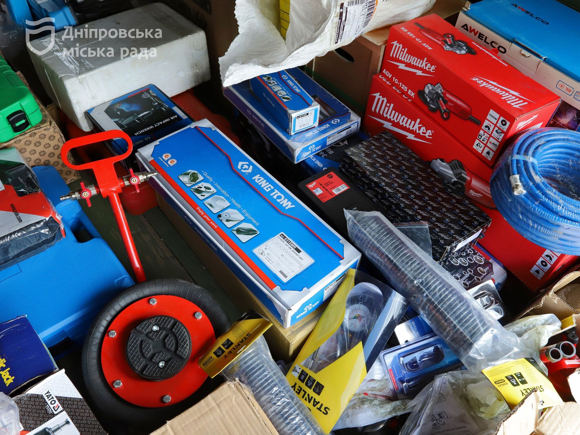 Днепр доставил на фронт грузовики, оборудованные под передвижные ремонтные мастерские