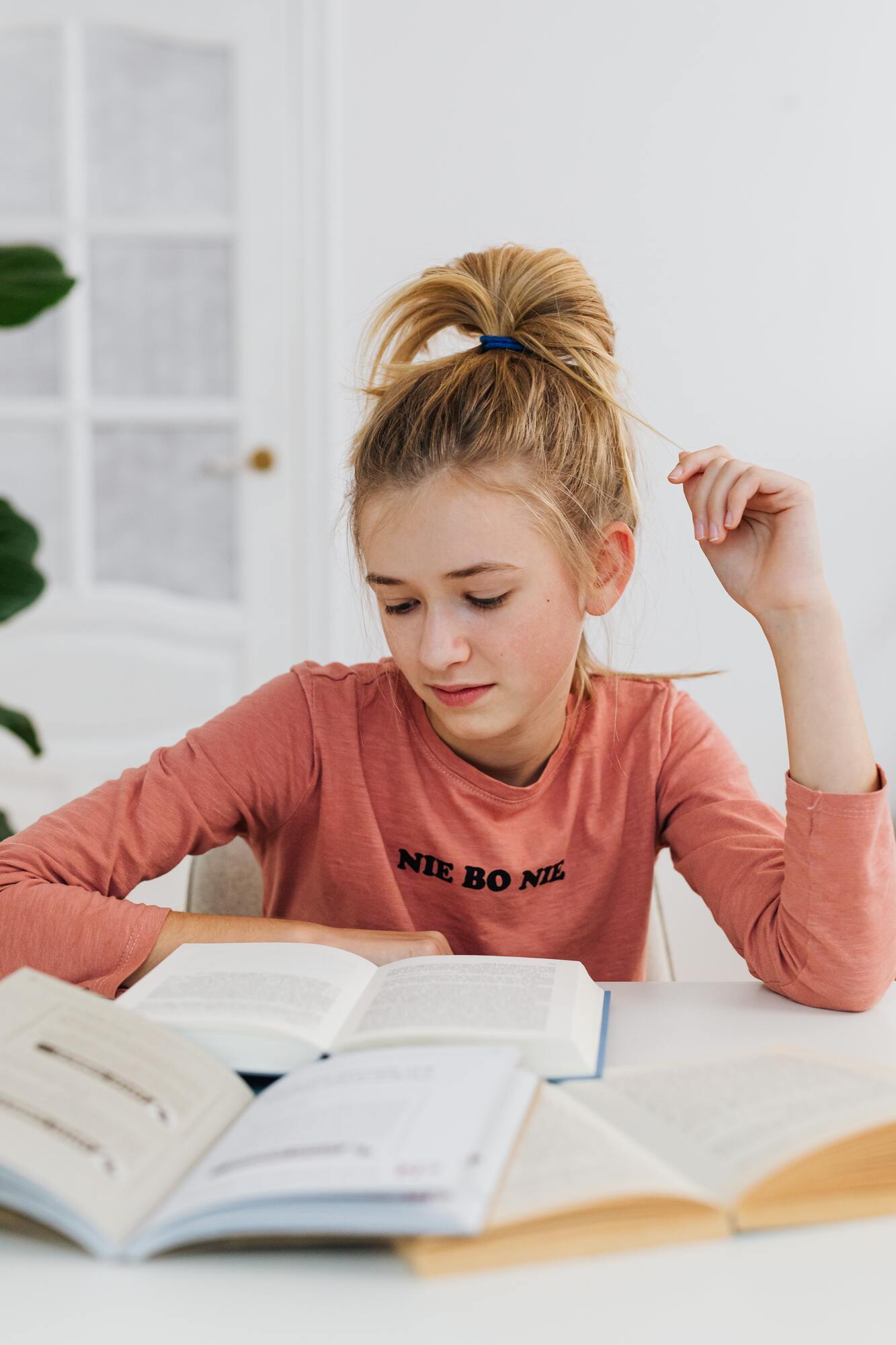 Психолог назвал 9 книг, которые могут помочь школьникам-подросткам лучше понять себя