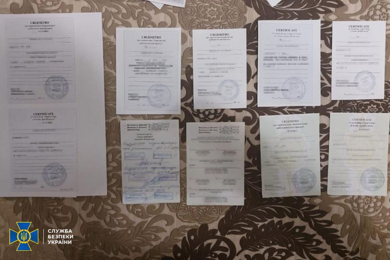 Продавали "посвідчення моряка": на Одещині затримали чиновників, які допомагали ухилянтам виїжджати за кордон. Фото