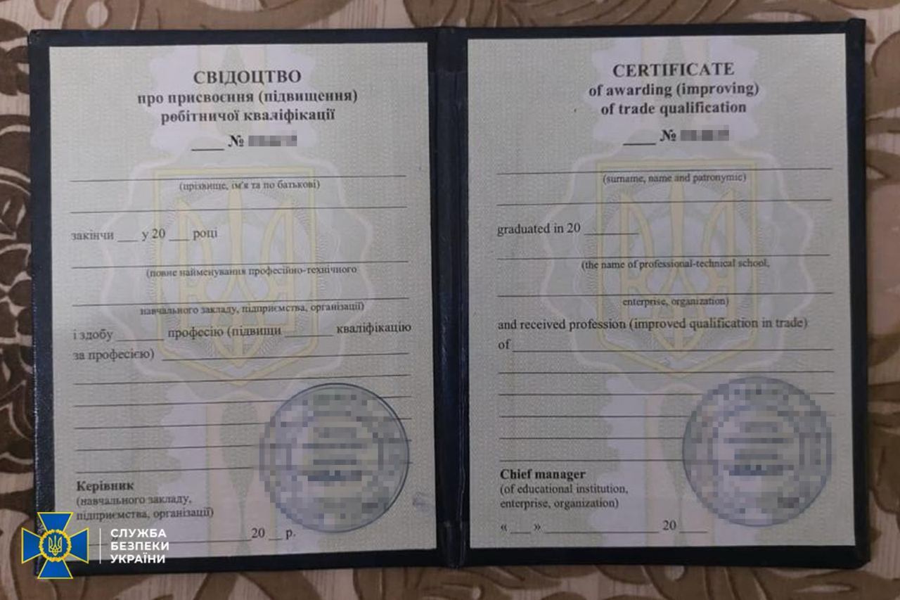 Продавали "удостоверение моряка": в Одесской области задержали чиновников, которые помогали уклонистам выезжать за границу. Фото