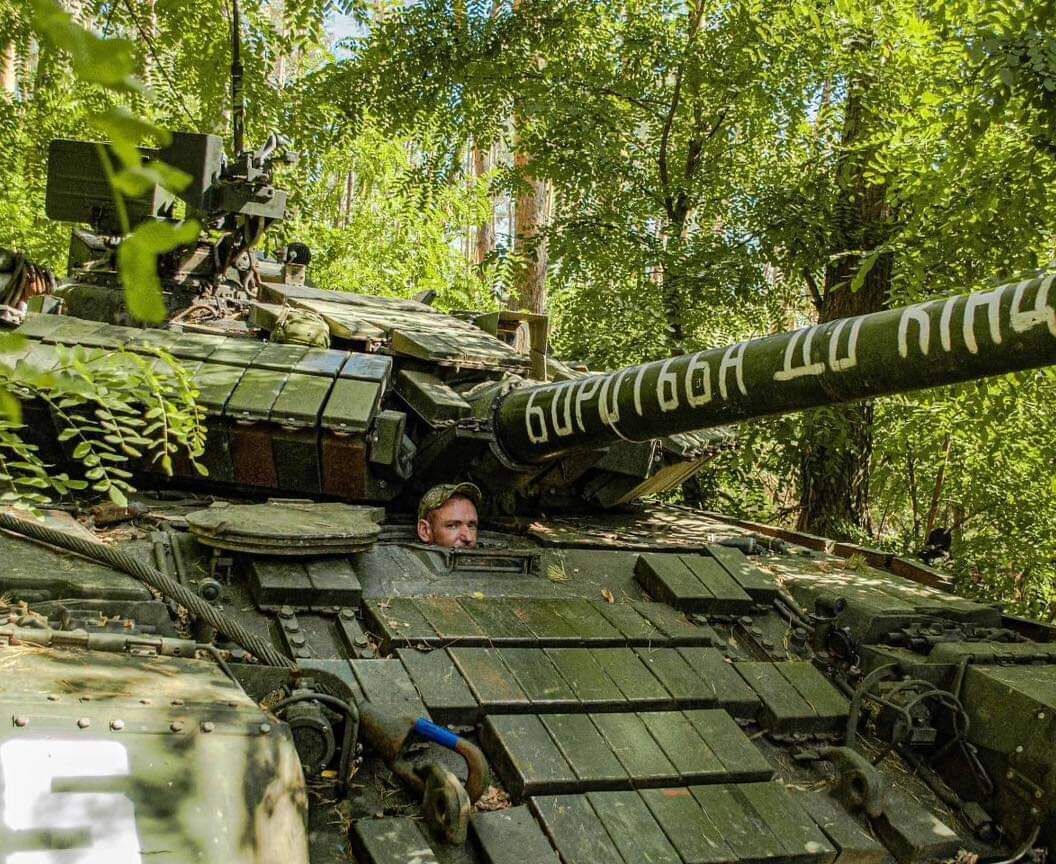 Сталеві чоловіки на сталевих машинах: в ЗСУ показали воїнів 4-ї танкової бригади за роботою. Фото