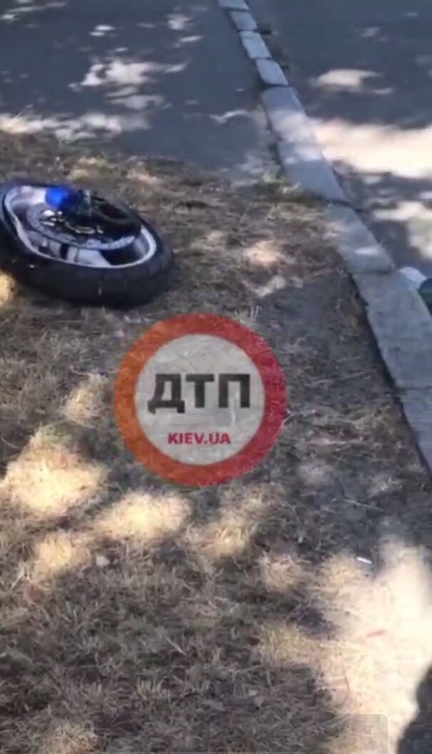 В Киеве столкнулись легковушка и мотоцикл: пострадавший пытался покинуть место ДТП, когда услышал о полиции. Видео