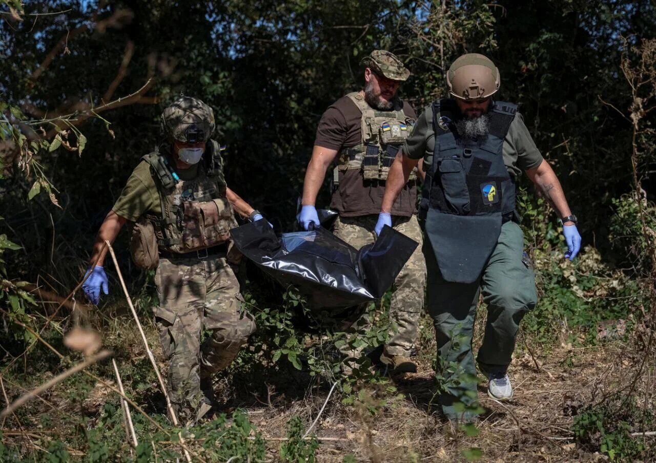 На освобожденных территориях украинские военные собирают тела оккупантов, чтобы обменять их на своих побратимов. Фото