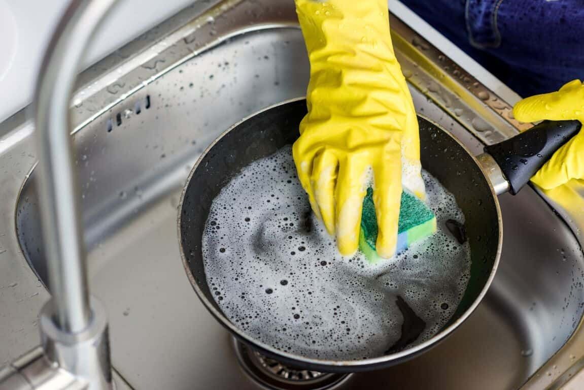 Почему нельзя мыть горячую сковороду холодной водой