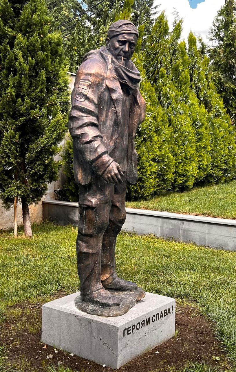 Памятник украинскому воину в Грузии