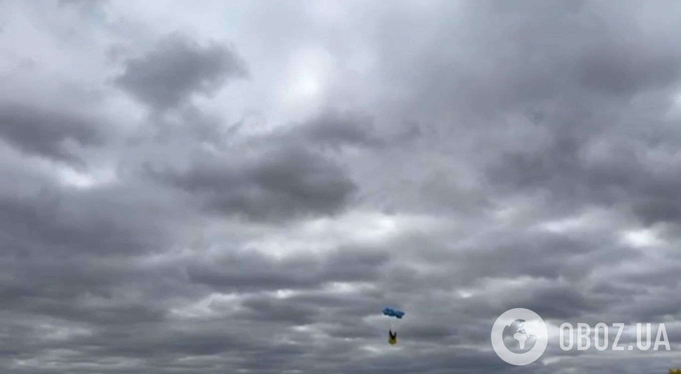 Украинский флаг в небе над временно оккупированной территорией