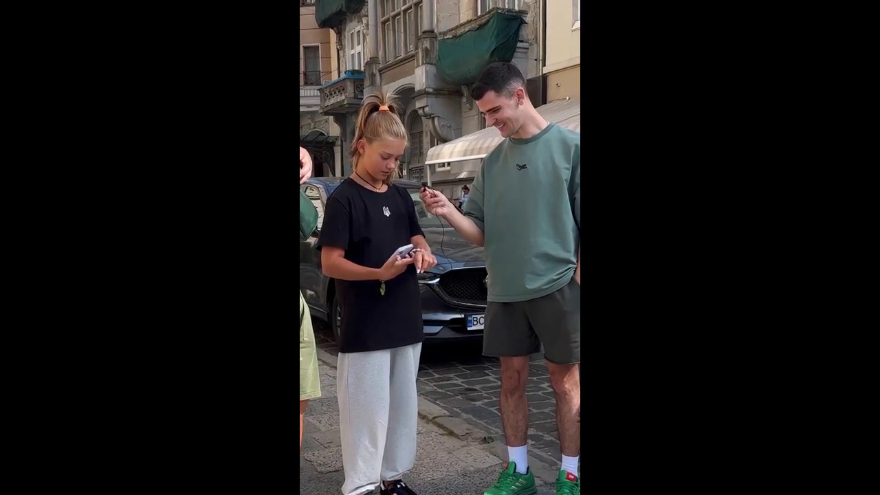 Карма зловив Усика на вулиці. Боксер зізнався у "підробці". Відео