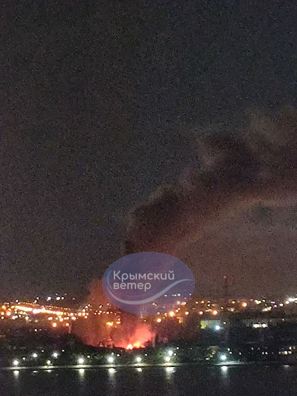 В Севастополе на судоремонтном заводе раздались мощные взрывы: повреждены корабли РФ. Фото, видео и все подробности