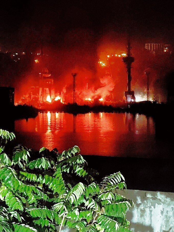 У Севастополі на судноремонтному заводі пролунали потужні вибухи: пошкоджено кораблі РФ. Фото, відео і всі подробиці