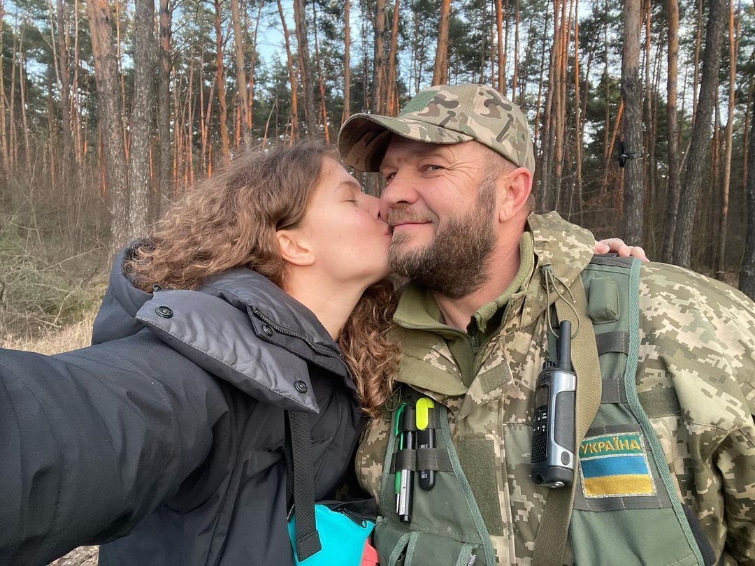Зірка "Кріпосної" заявила про наміри вступити до ЗСУ і піти на фронт: її чоловік вже захищає Україну