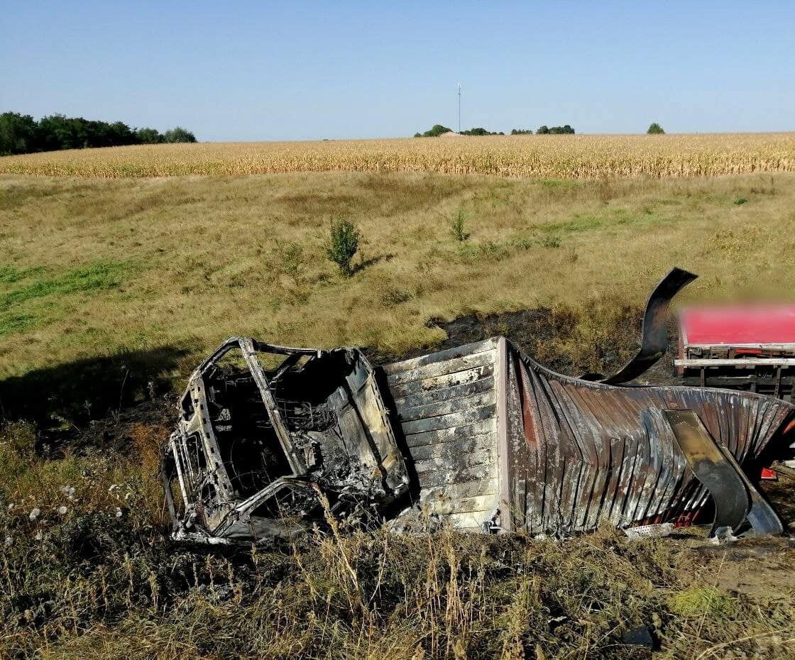 На Київщині вантажівка з’їхала в кювет, перекинулась та загорілась: є постраждалий. Фото