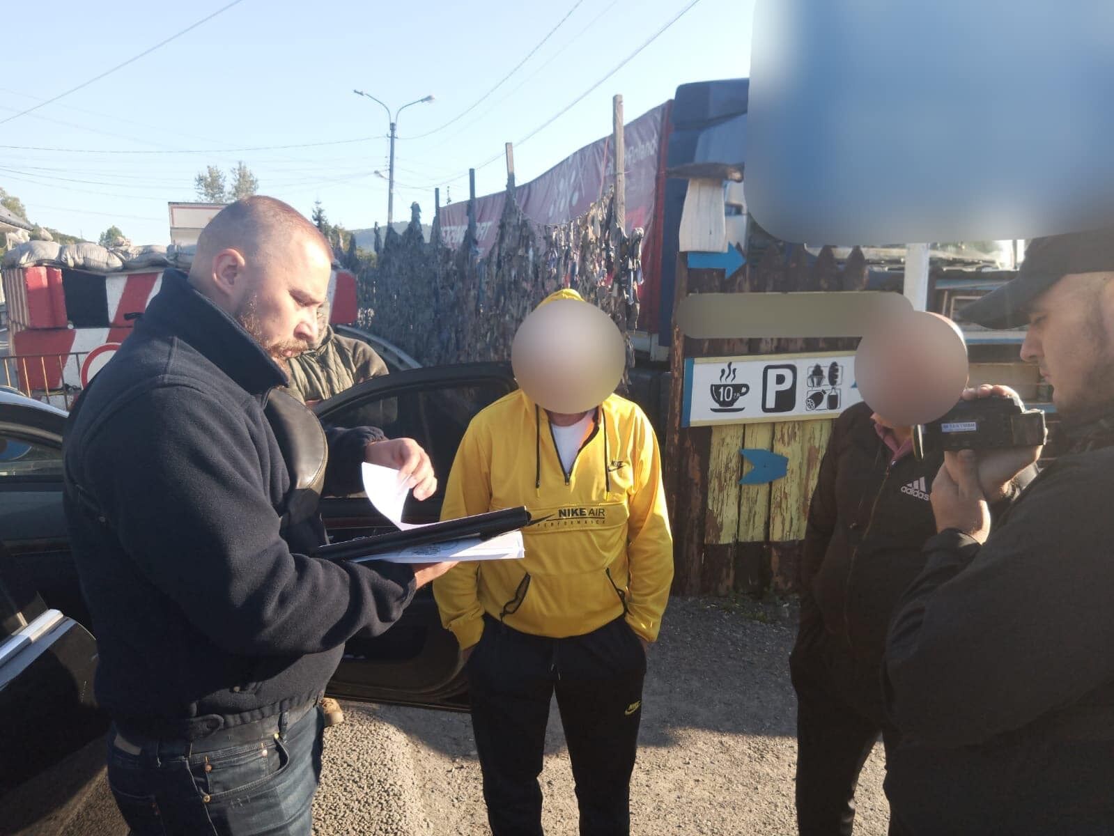 На Київщині затримали двох іноземців, які переправляли ухилянтів через кордон. Фото