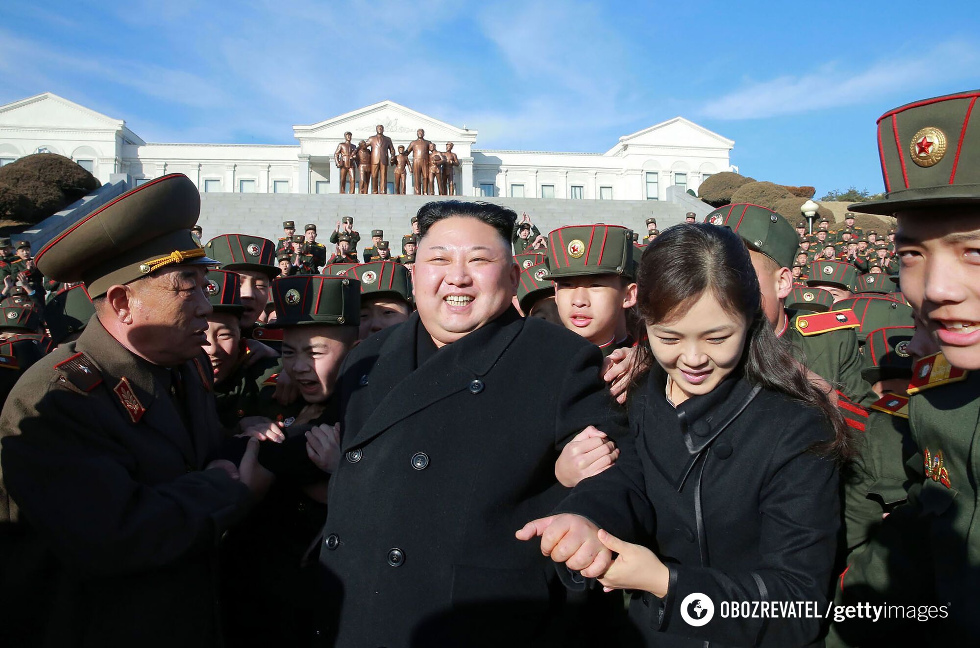Жена носит Dior и Chanel, а дочь готовят в лидеры КНДР: что скрывает "сумасшедший диктатор" Ким Чен Ын