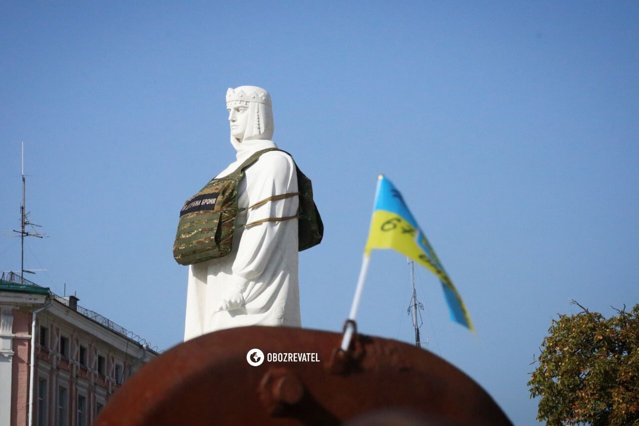 Ей нужна броня: в Киеве на памятник княгине Ольге надели бронежилет. Фото и подробности