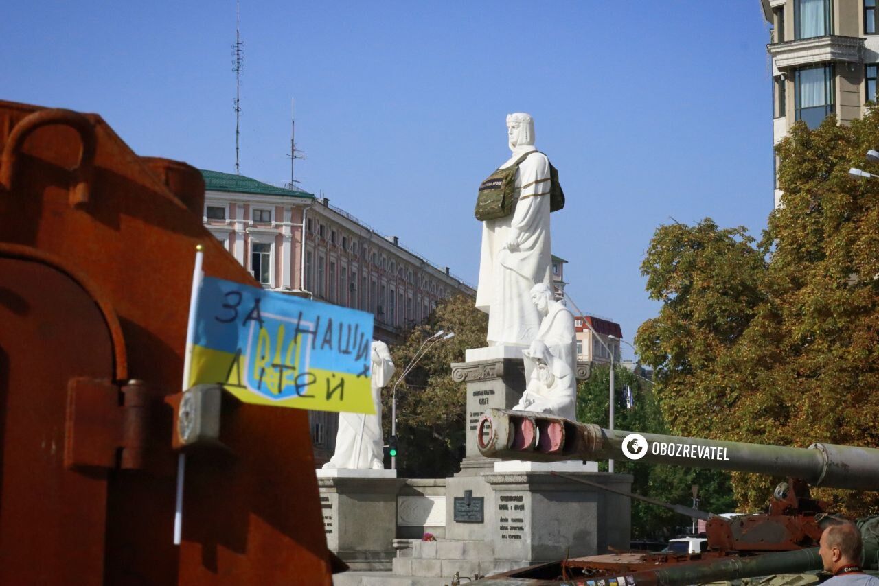 Їй потрібна броня: у Києві на пам'ятник княгині Ользі надягли бронежилет. Фото і подробиці