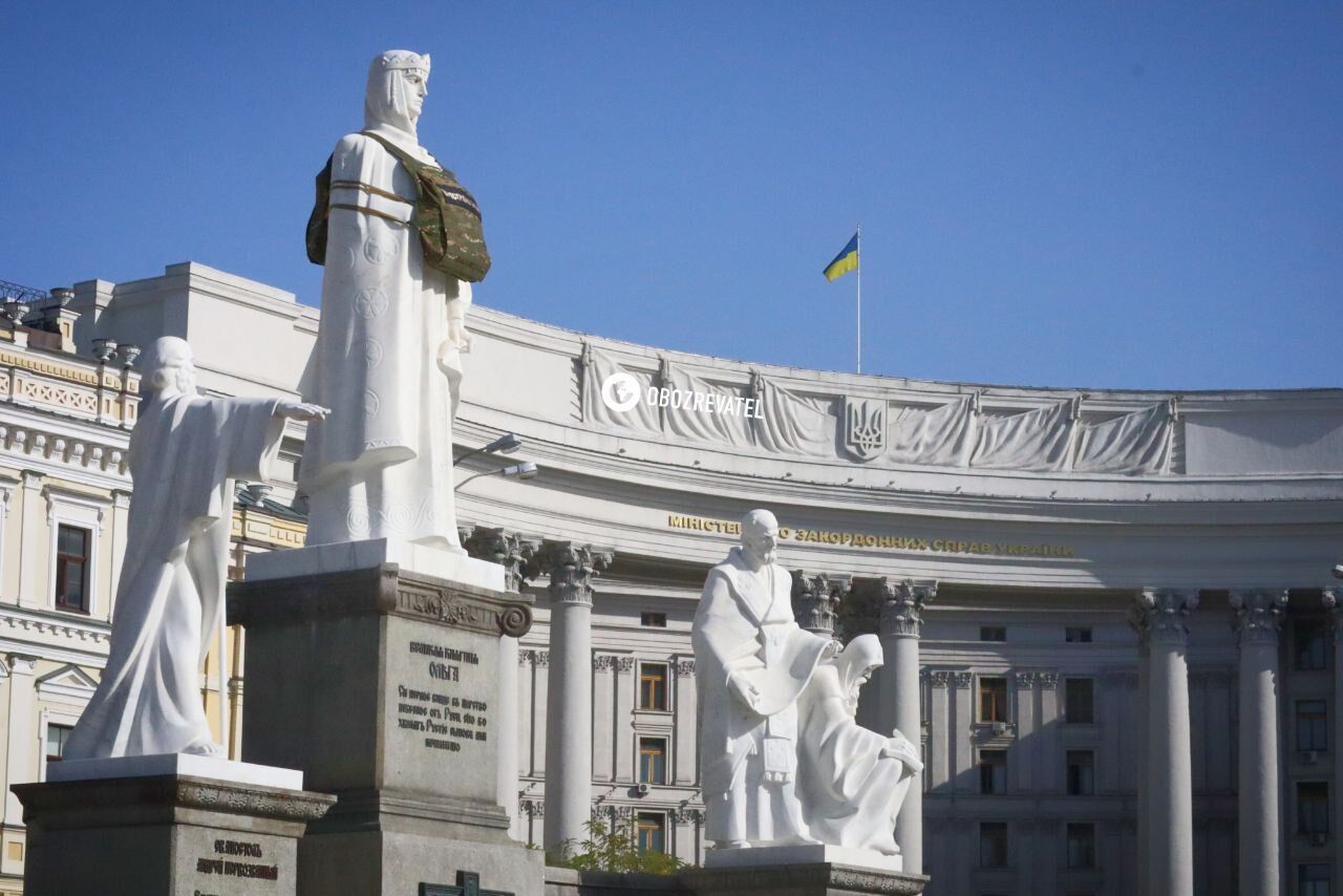 Ей нужна броня: в Киеве на памятник княгине Ольге надели бронежилет. Фото и подробности