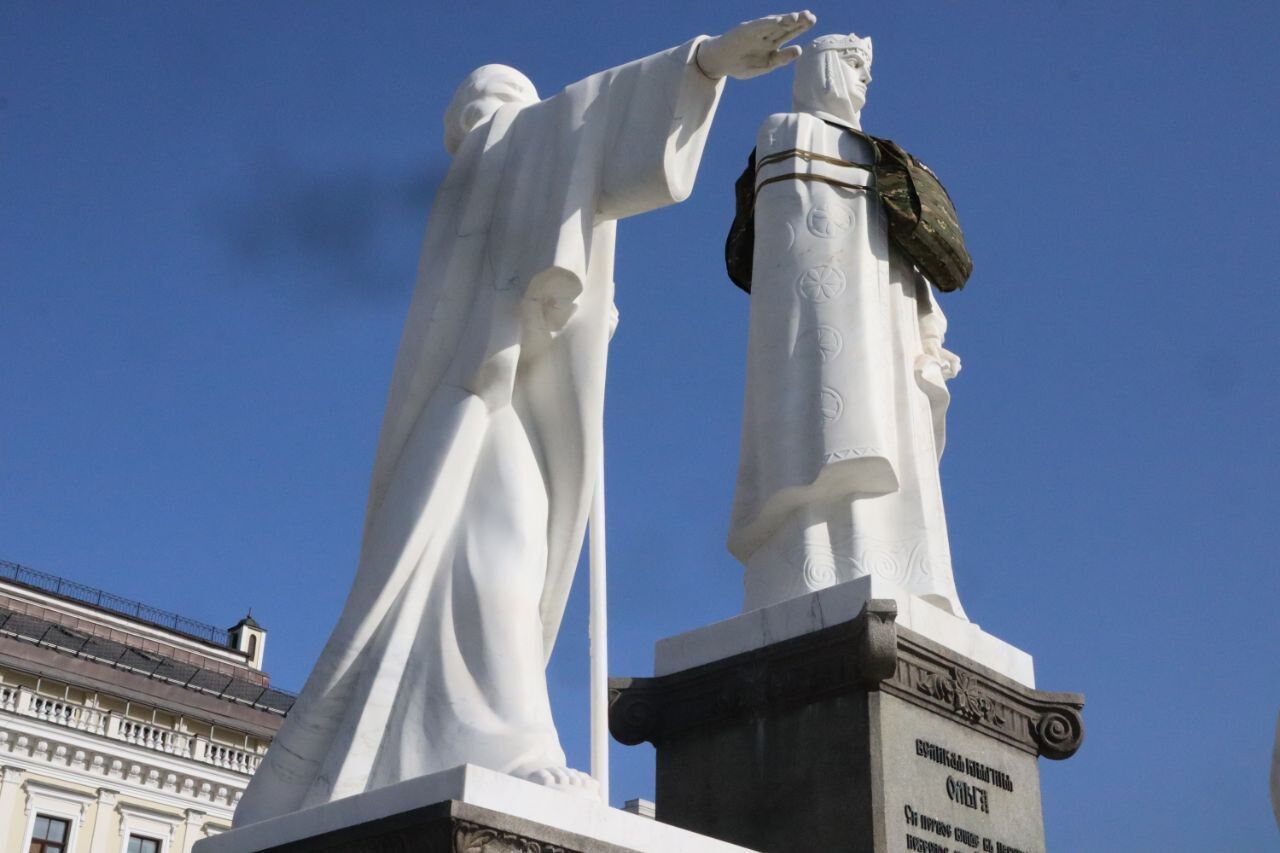 Ей нужна броня: в Киеве на памятник княгине Ольге надели бронежилет. Фото и подробности