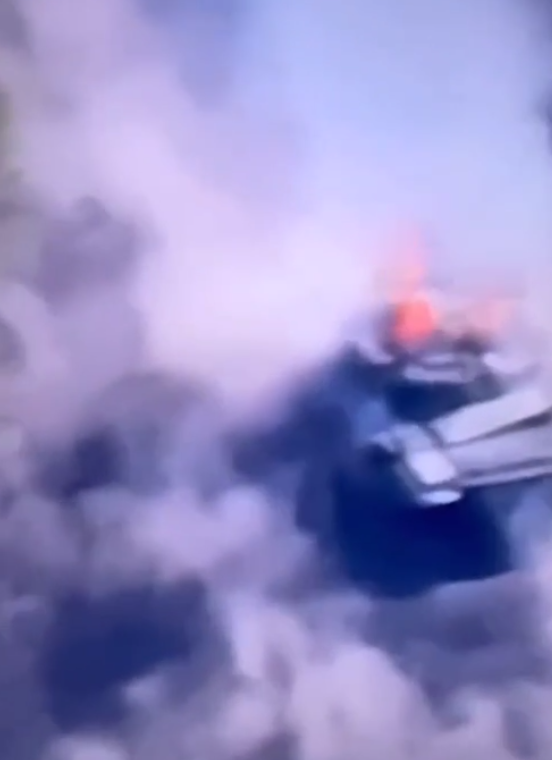 И "мангал" не спас: украинский FPV-дрон "нырнул" прямо в люк российского танка. Видео