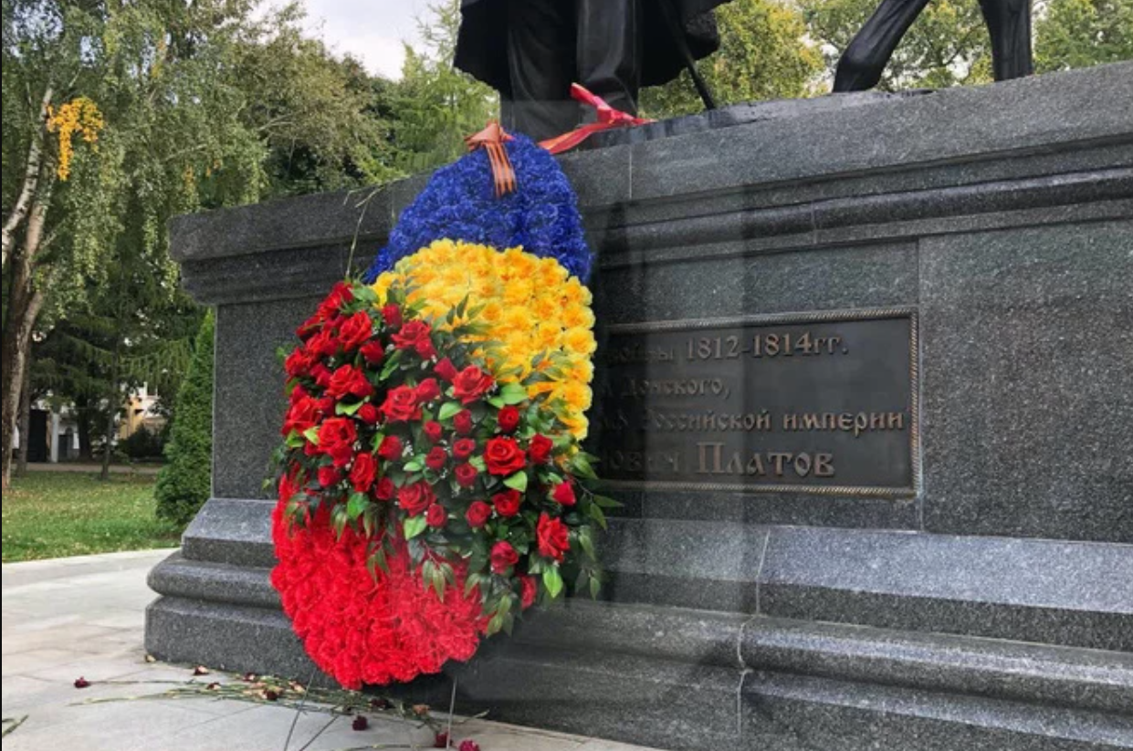 У Москві чоловік викликав поліцію через сині і жовті квіти біля пам'ятника: вимагав "розібратися". Фото і відео 