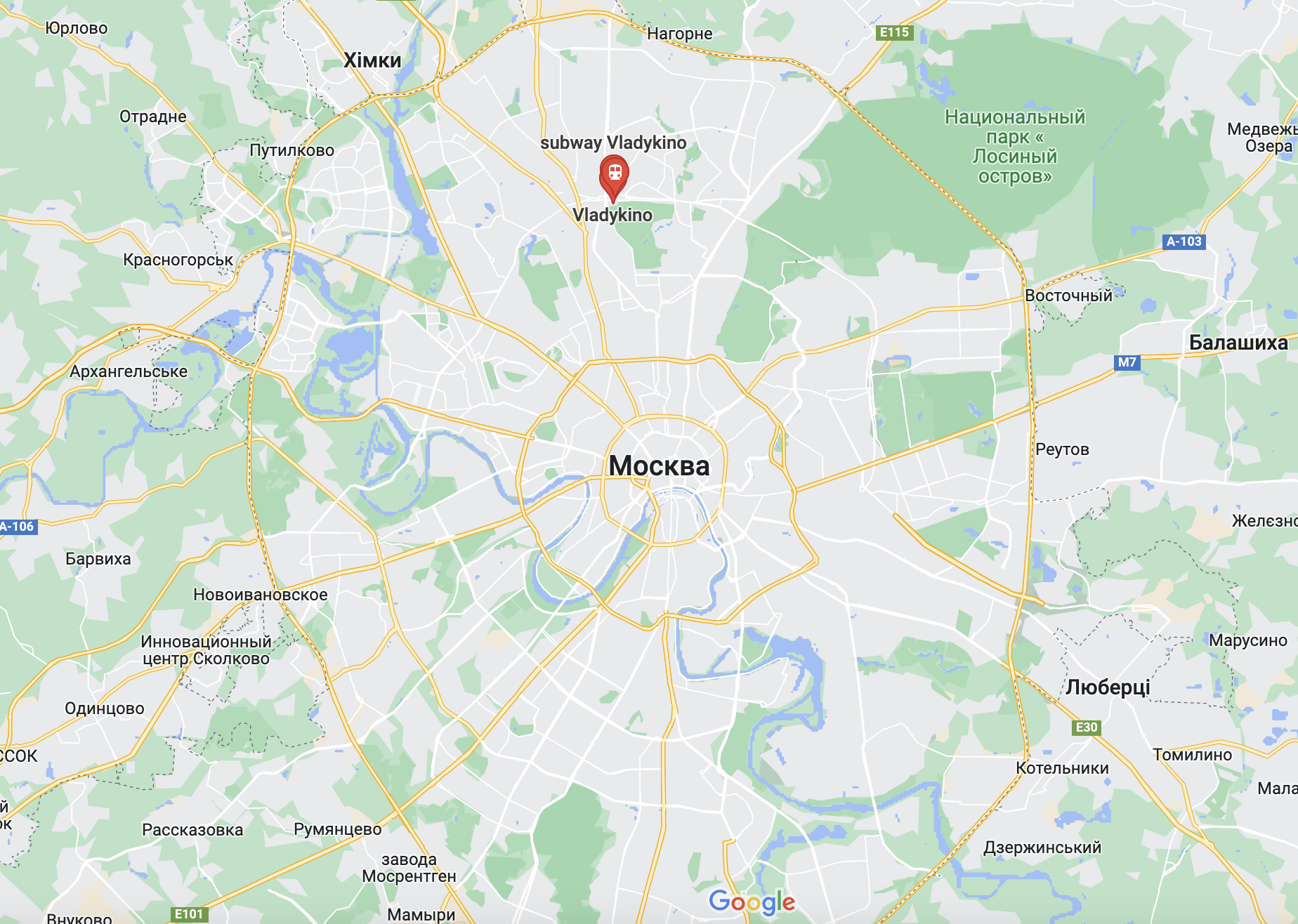 Москву атакували безпілотники: місцеві жителі фіксували вибухи, полум'я і дим. Фото та відео