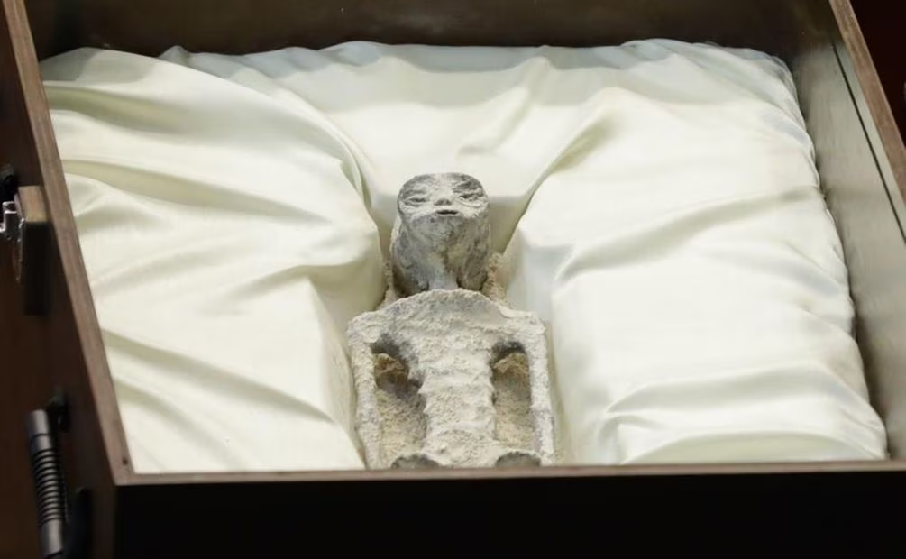 У Мексиці уфолог показав владі тіла прибульців, яким може бути 1000 років. Фото, відео