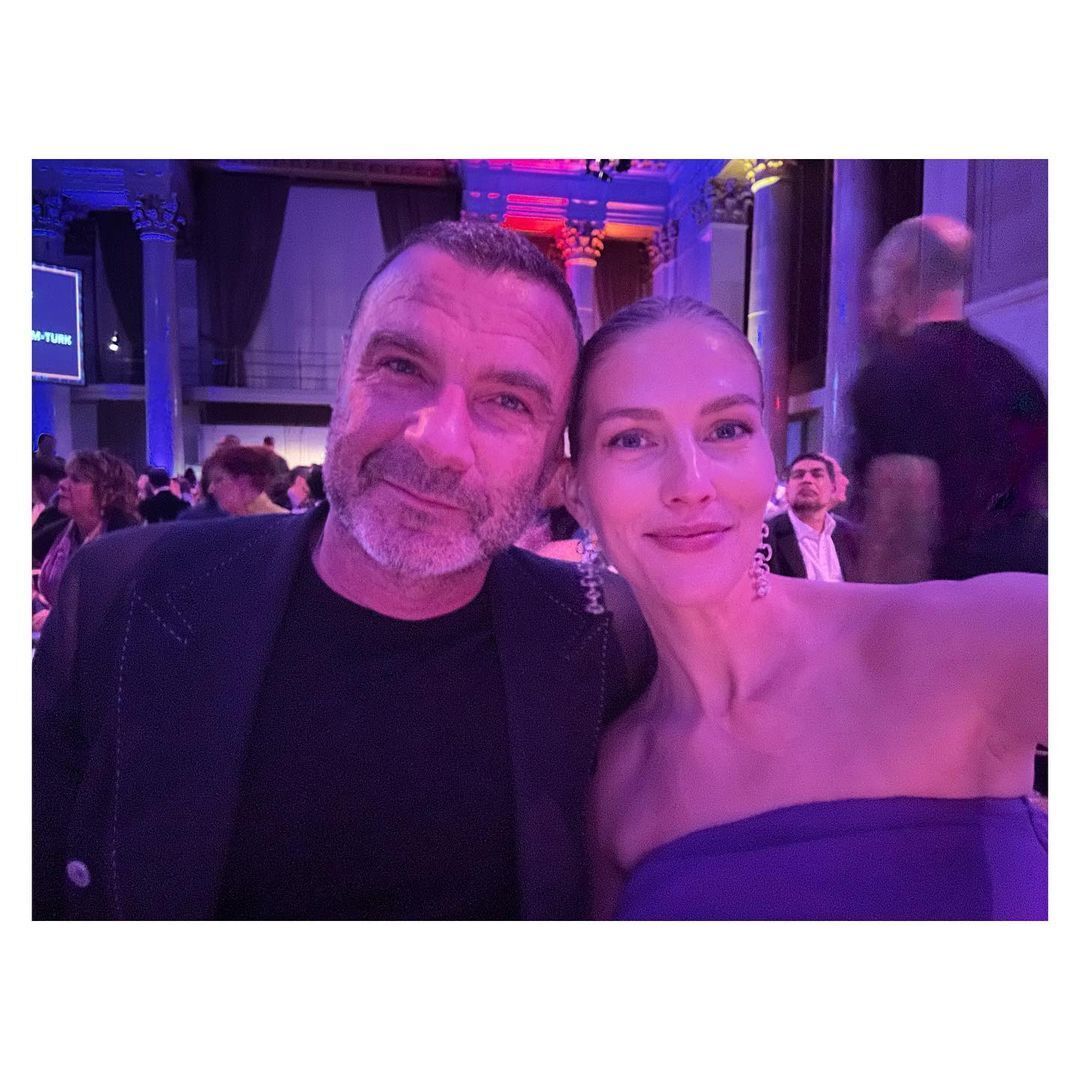 Друг України Лієв Шрайбер та молодша від нього на 25 років дружина повідомили, що стали батьками. Фото