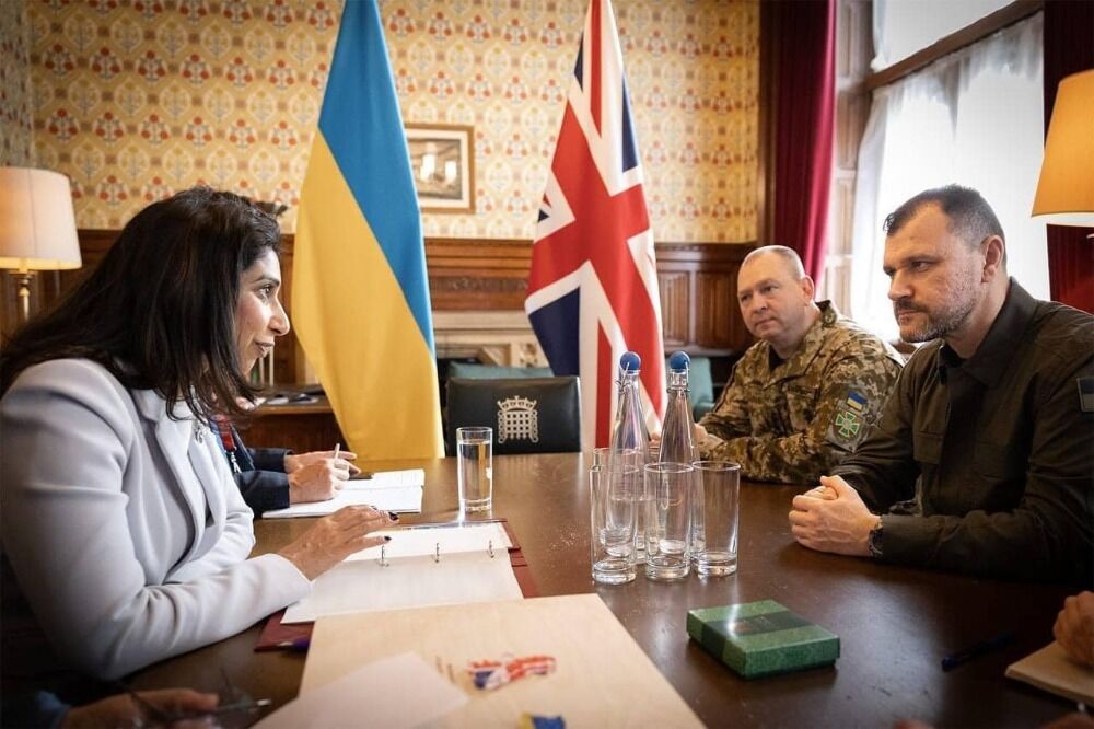 Обговорили воєнні злочини РФ: очільники МВС України і Британії провели зустріч у Лондоні. Фото
