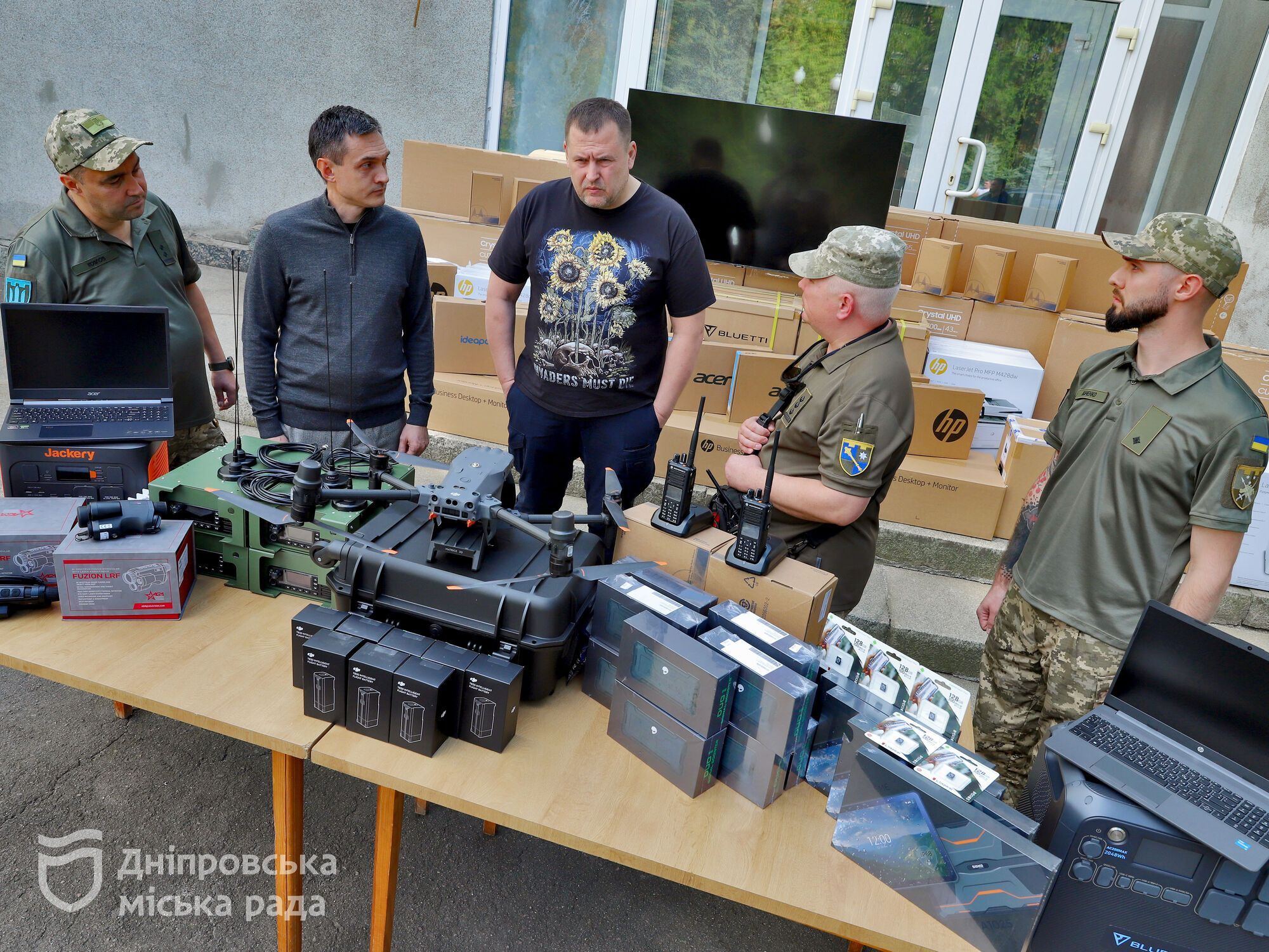 Дроны, тепловизоры и рации: Днепр доставил военным очередную крупную партию техники