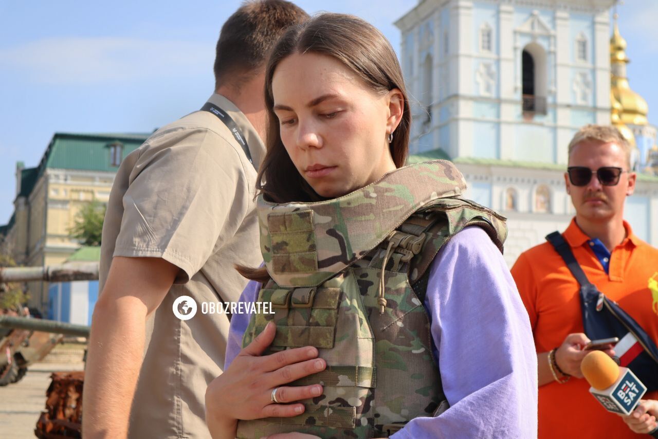 У Києві провели акцію, щоб привернути увагу до необхідності забезпечення військовослужбовиць "жіночою" амуніцією. Фото