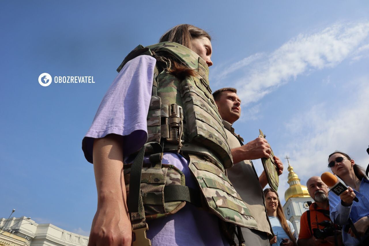 В Киеве провели акцию, чтобы привлечь внимание к обеспечению женщин-военнослужащих специальной амуницией. Фото