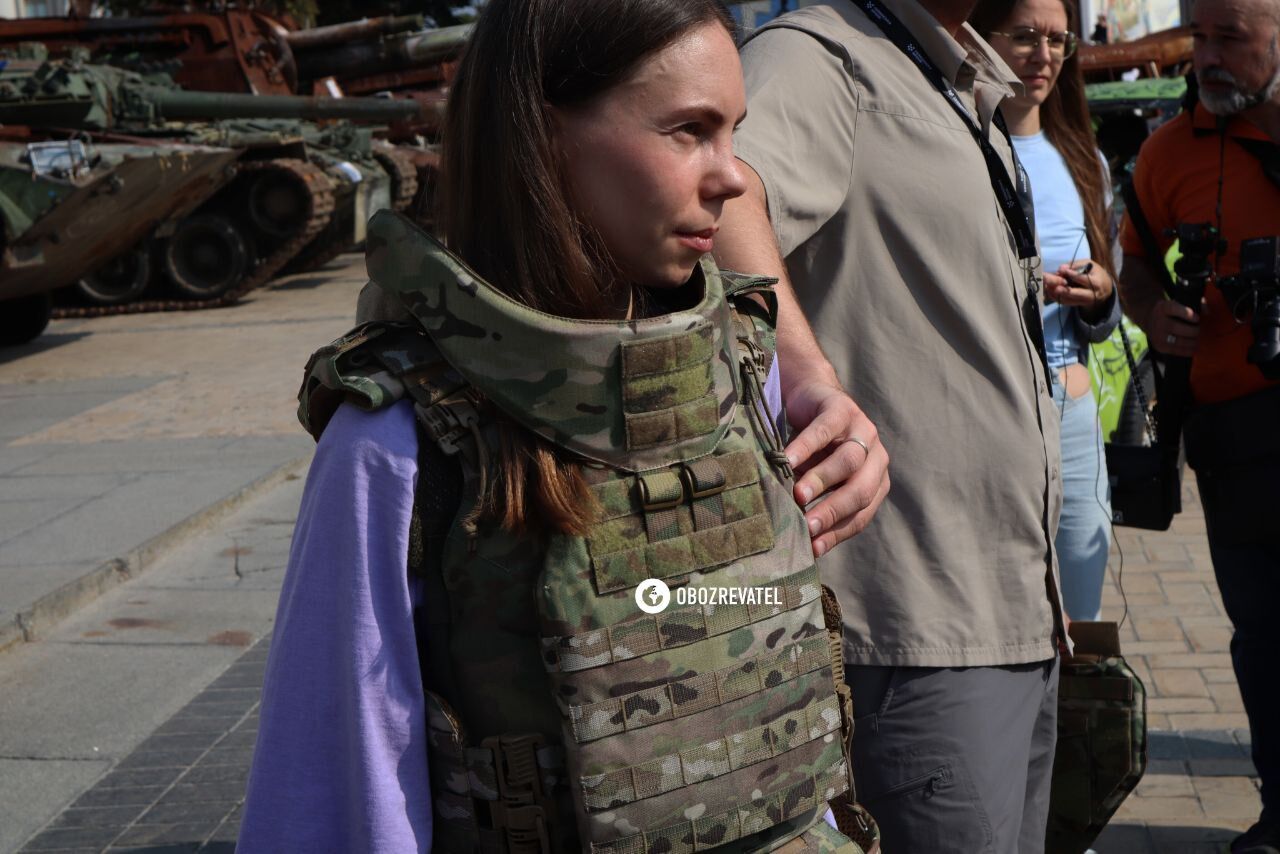В Киеве провели акцию, чтобы привлечь внимание к обеспечению женщин-военнослужащих специальной амуницией. Фото