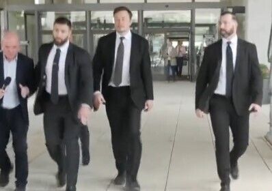 Маск утік від журналіста, який просив пояснити відключення Starlink біля Криму та перешкоджання ЗСУ. Відео