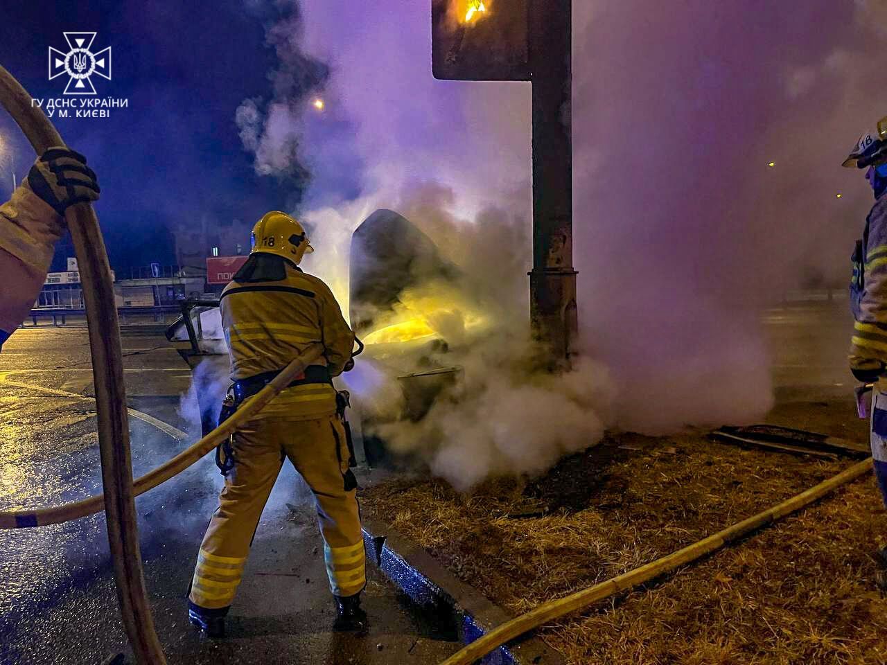 У Києві легковик на швидкості протаранив електроопору та загорівся. Фото