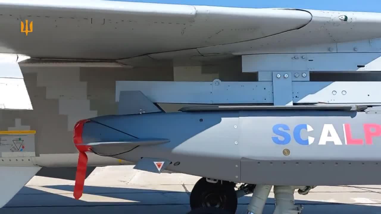 Під лівим крилом Storm Shadow, під правим – Scalp: у Повітряних силах ЗСУ показали комплектацію бомбардувальника Су-24М. Відео