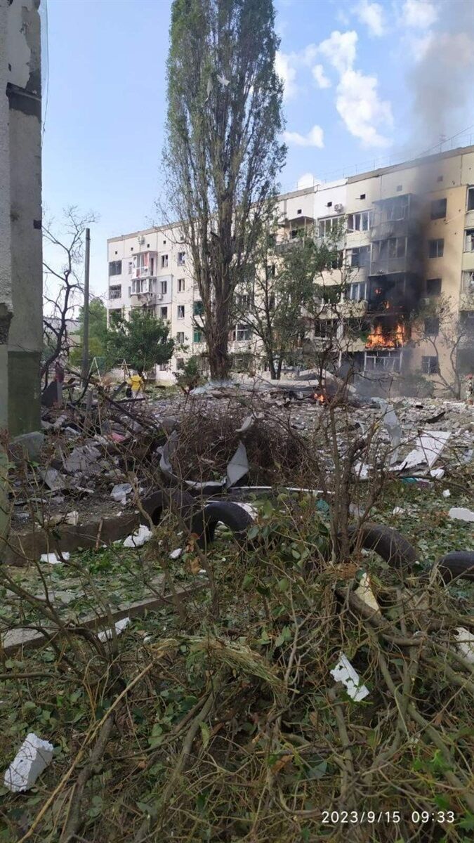 Оккупанты нанесли удар авиабомбами по домам в Новой Каховке: есть погибшие и раненые. Фото и видео